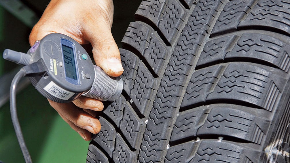 Autoservice Keck - 📅 Reifenwechsel-Monat 📅 Um euer Reifenprofil richtig  zu messen, besorgt euch vorab einen Profiltiefenmesser, diesen haltet ihr  an das mittige Profil des Reifen, dort wo der Reifen am stärksten