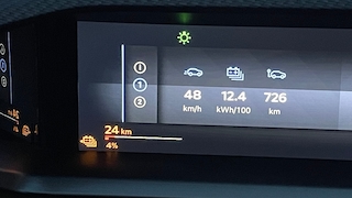 E-Autos warnen deutlich sichtbar vor schwindendem Akkustand - hier der Opel Grandland Electric