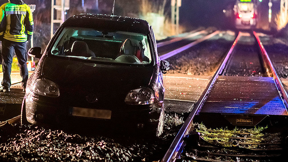 VW Golf prallt mit Zug zusammen  Fahrer unverletzt