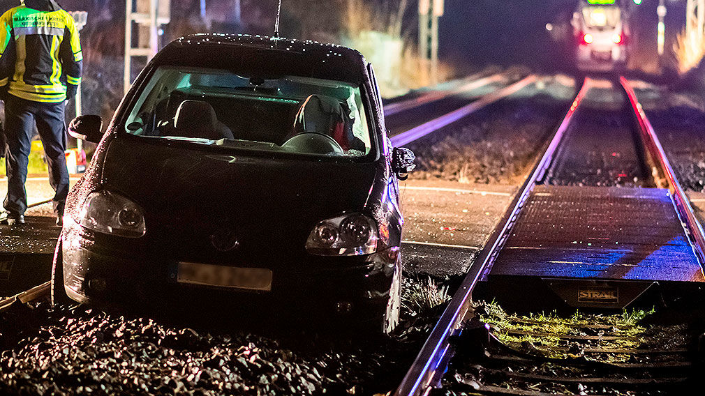 VW Golf prallt mit Zug zusammen Fahrer unverletzt VW Golf prallt mit Zug zusammen Fahrer unverletzt