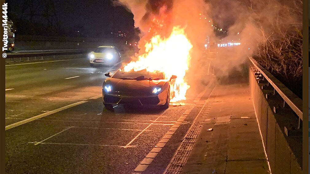 Lamborghini Gallardo geht auf Autobahn in Flammen auf