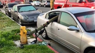 USA: Feuerwehr legt Schlauch durch Auto