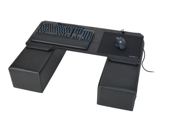Couchmaster mit Logitech Peripherie.