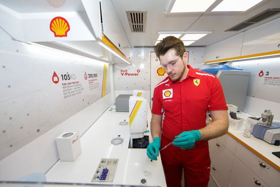Erdbeer-Sprit im Ferrari?