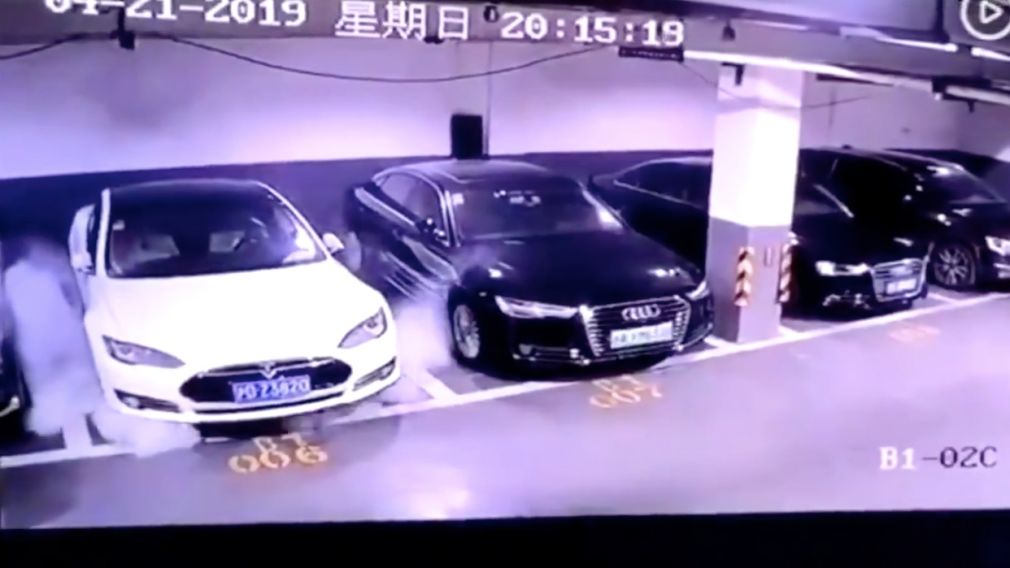 Tesla Model S: Explosion