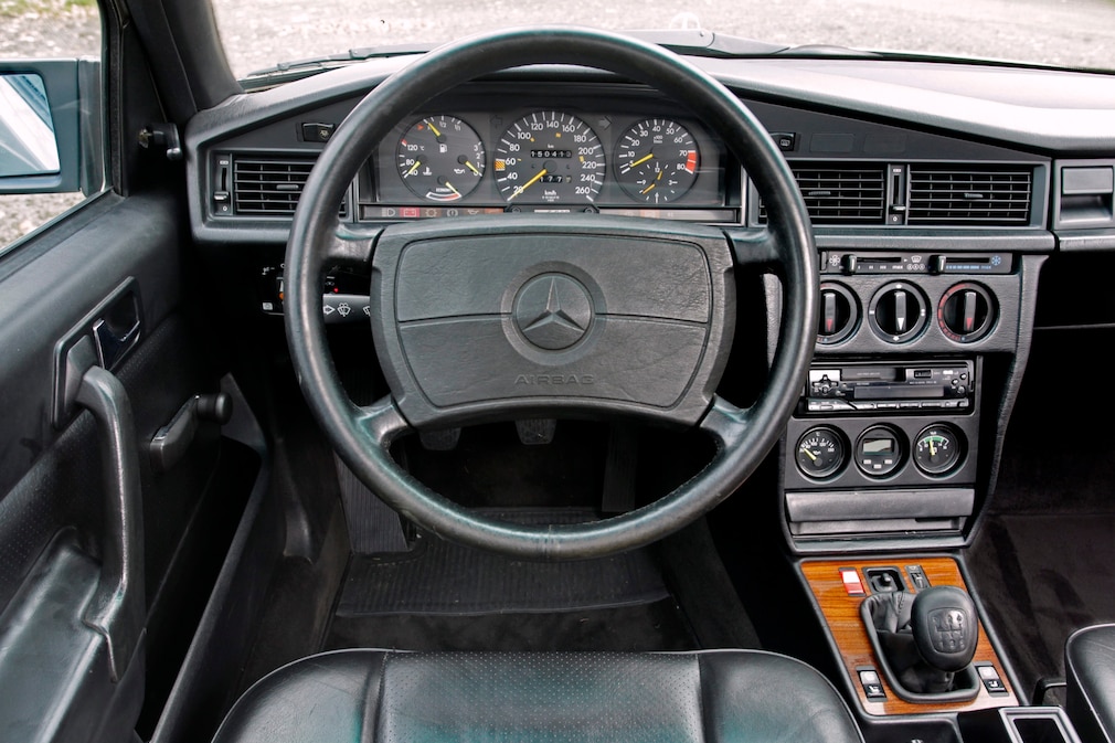 Cockpit des Mercedes 190 E 2.3-16