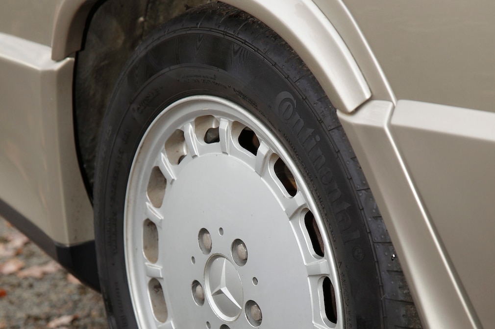 Hinterrad des Mercedes 190 E 2.3-16