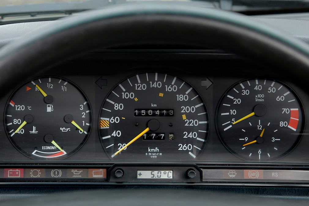 Instrumente des Mercedes 190 E 2.3-16