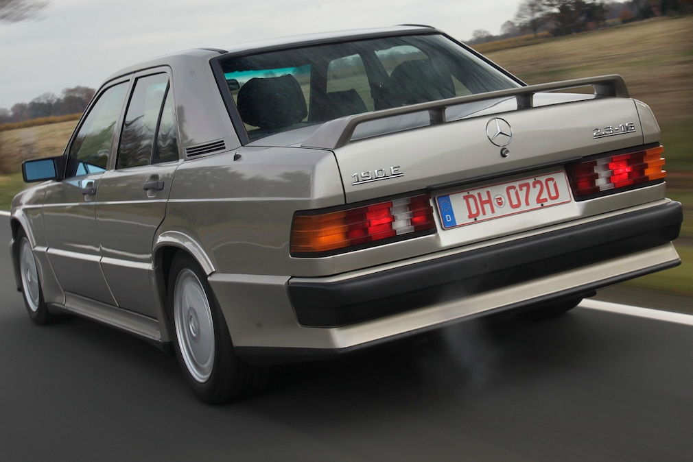 Mercedes 190 E 2.3-16 fahrend schräg von hinten