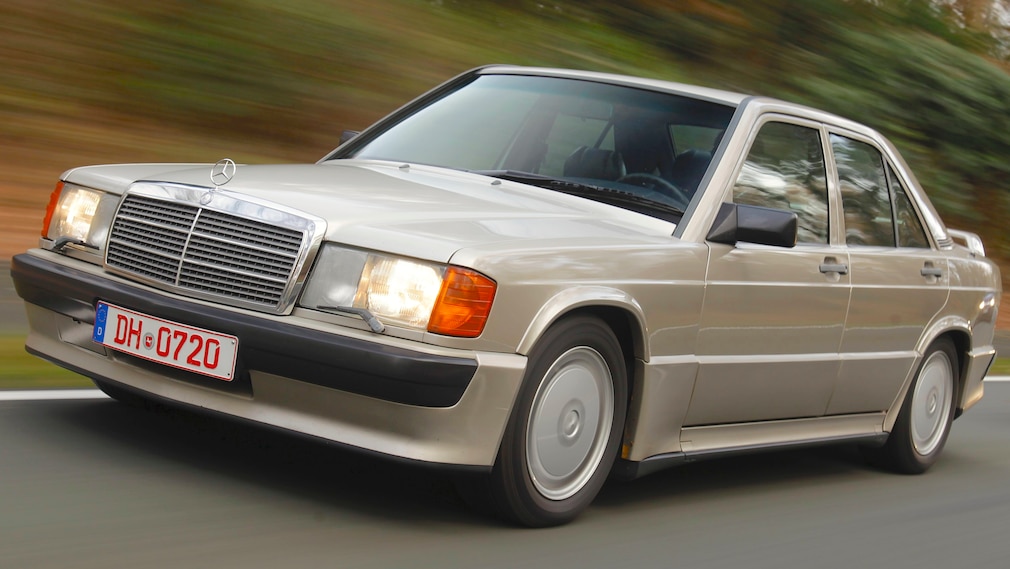 Mercedes 190 E 2.3-16 fahrend schräg von vorn