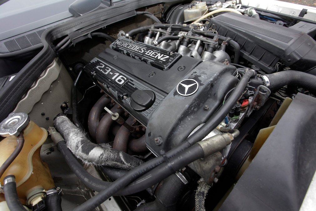 Motor des Mercedes 190 E 2.3-16