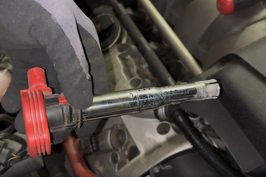 NGK Zündspule mit Schmauchspuren aufgrund defekter Isolation