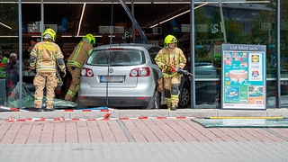 Golf Plus kracht in Supermarkt