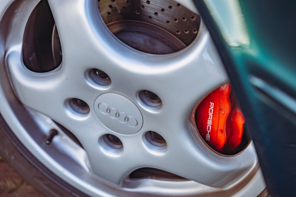 Cup-Felge und roter Bremssattel von Porsche.