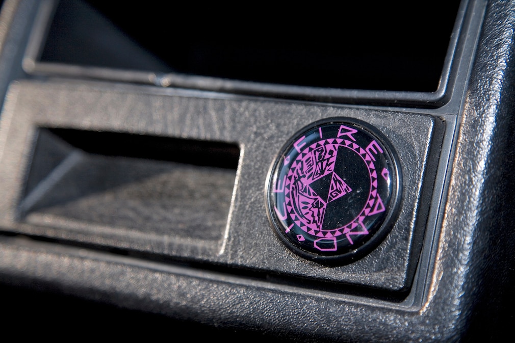 "Fire and Ice"-Plakette am Aschenbecher des VW Golf 2 Fire & Ice