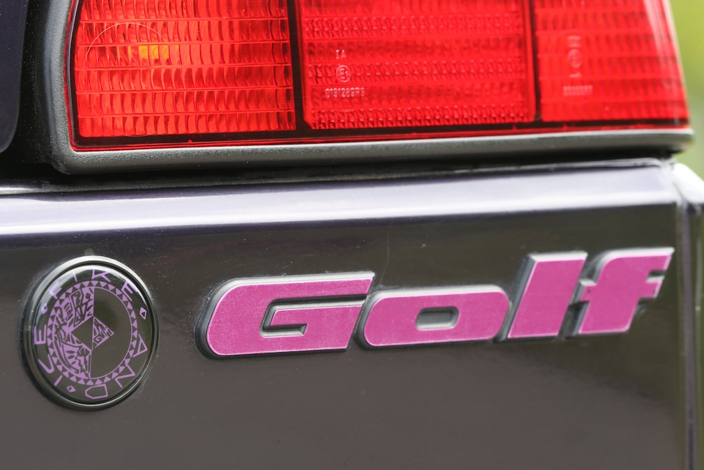 Fire-and-Ice-Logo und lila Golf-Logo rechs am Heck des VW Golf 2