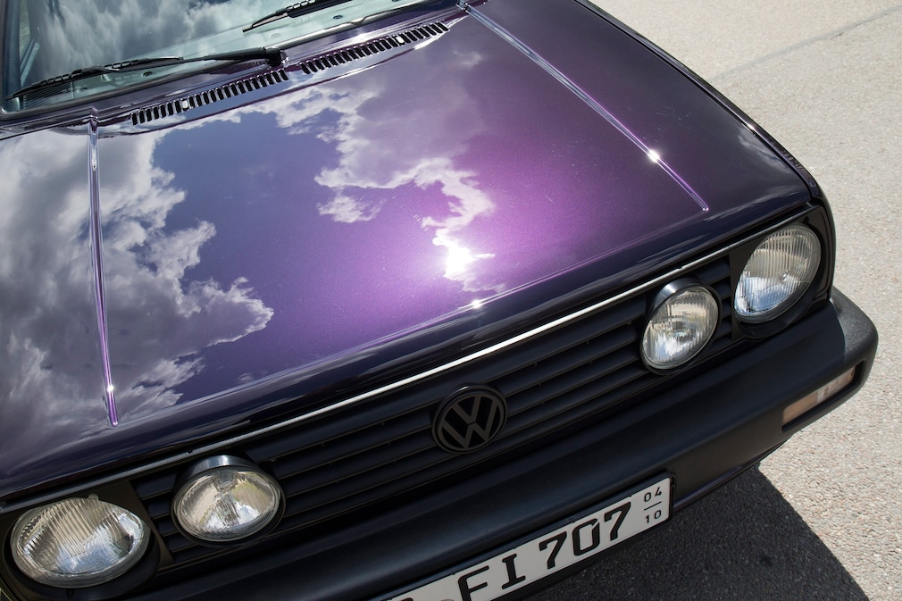 Sonnenlicht reflektiert in der Motorhaube des VW Golf 2 Fire and Ice