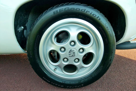 Zum Verkauf: Porsche 928 mit grünem Innenraum