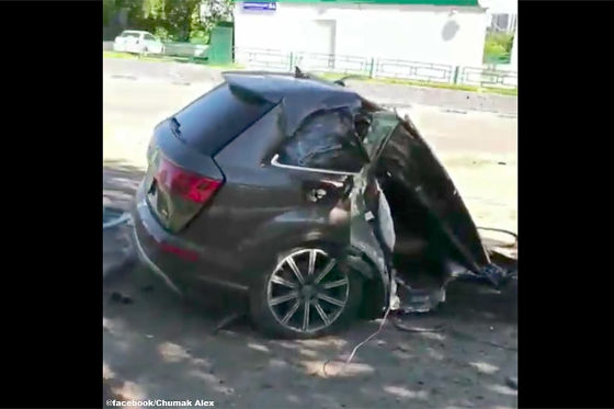 Q7 nach Crash zweigeteilt  Fahrer flieht