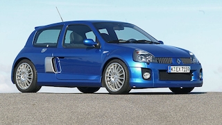 Blauer Renault Clio V6 24V schräg von vorn