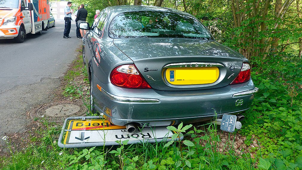 Jaguar S-Type: 82-Jähriger nach Irrfahrt verunglückt