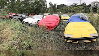 Luxuskarossen vergammeln auf Feld in Texas