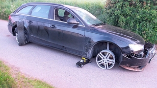 Audi A4: Betrunkener fährt Auto zu Schrott