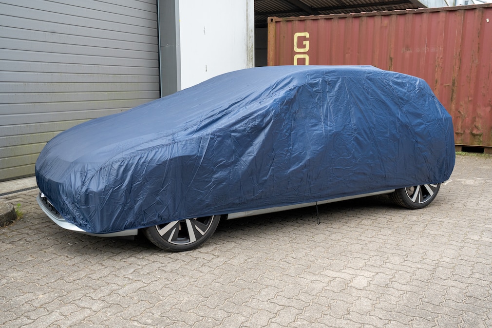 Fahrzeug, bedeckt mit der Cartrend Vollgarage S.