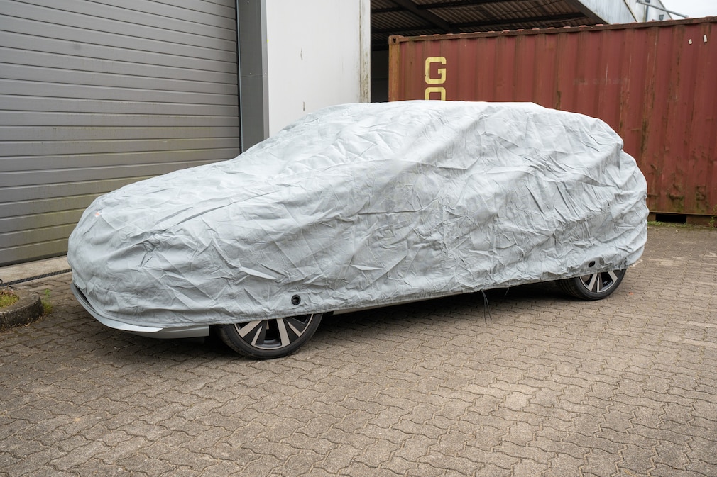 Fahrzeug, bedeckt mit der Premium Outdoor von Softgarage.