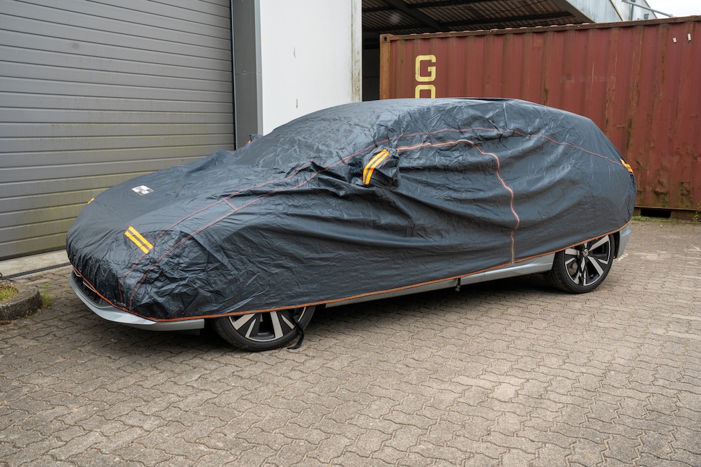 Fahrzeug, bedeckt mit der Upgrade4Cars Vollgarage Pkw-M.