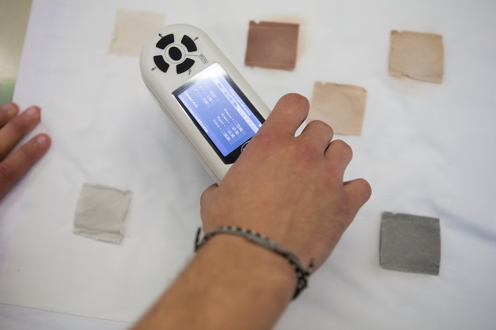 Testsituation: Analyse der gereinigten Normverschmutzungen des Testpaneels mit einem Messgerät, genannt Colorimeter.