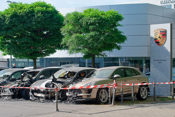 Vier Porsche in Autohaus-Feuer verbrannt