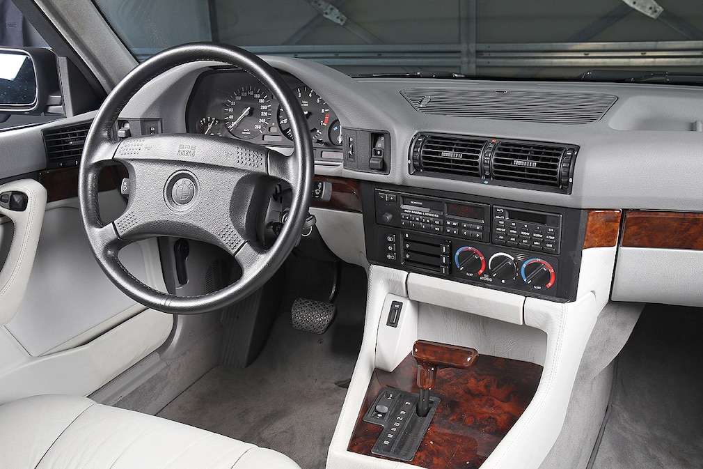 BMW 540i (E34)