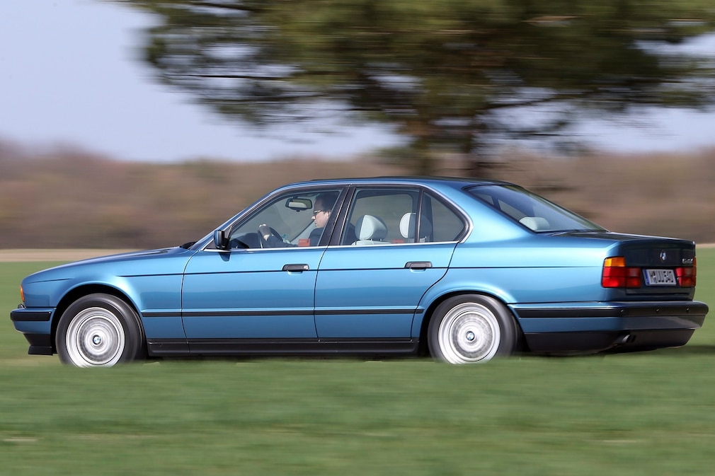 BMW 540i (E34) fahrend von der Seite