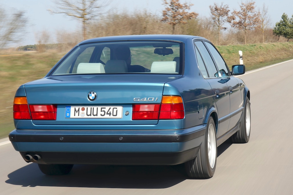 BMW 540i (E34) fahrend von hinten