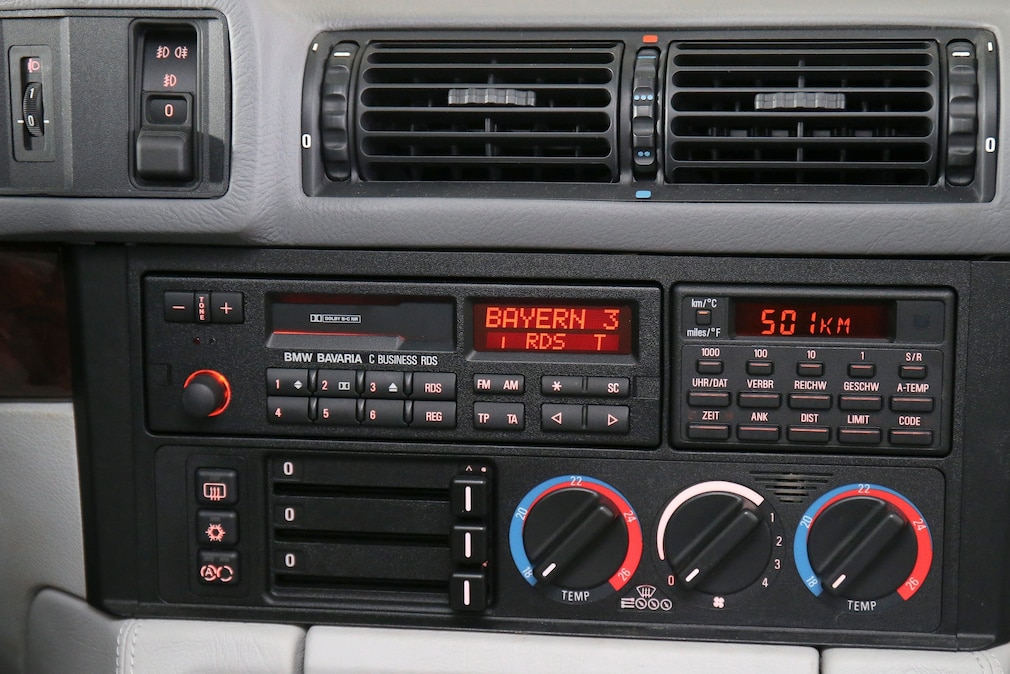 Lüfterdüsen, Autoradio, Bordcomputer und Klimabedienung des BMW 540i (E34)