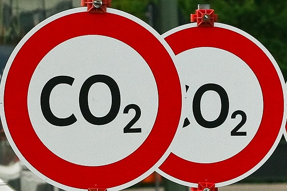 Schild mit Aufschrift "CO2"