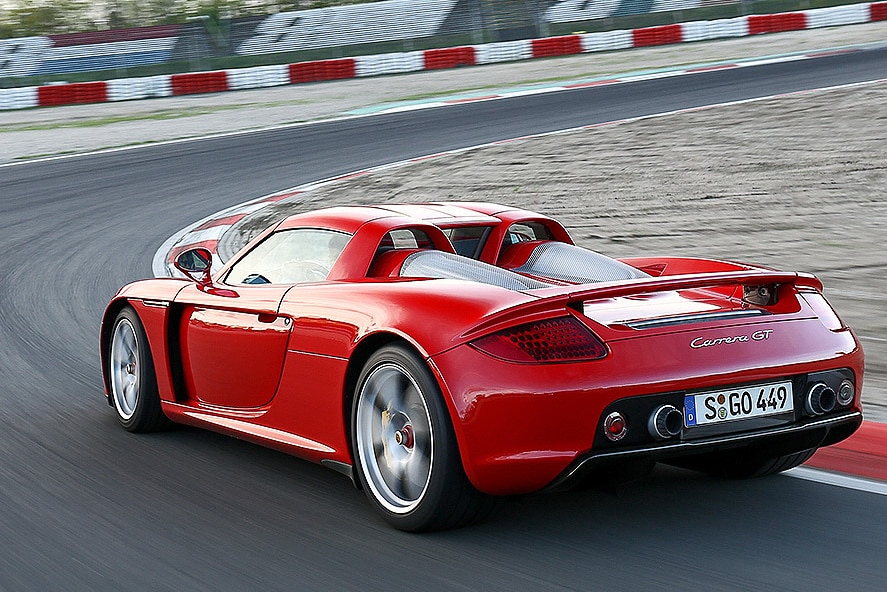 Porsche Carrera GT fahrend schräg von hinten
