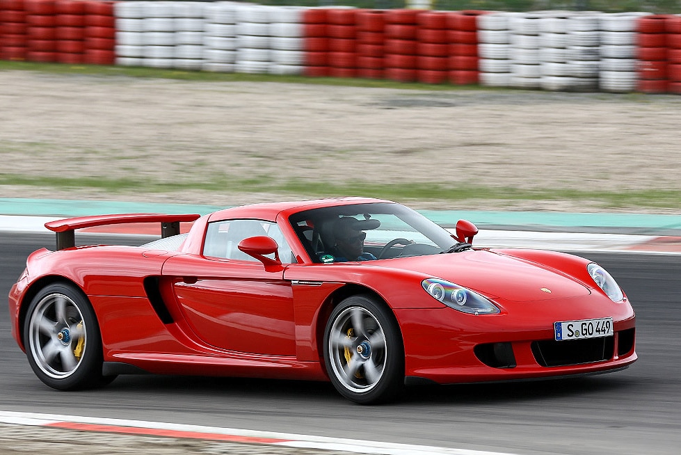 Porsche Carrera GT fahrend von der Seite