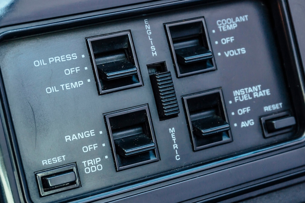 Bedienfeld für den Bordcomputer in der Mittelkonsole