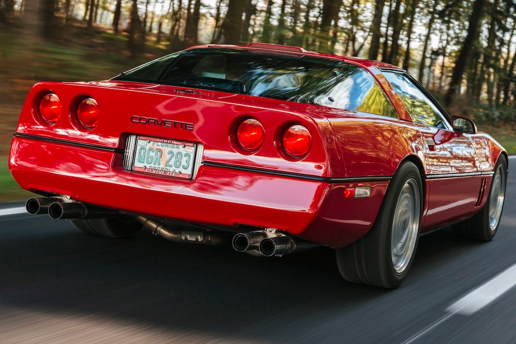 Chevrolet Corvette C4 Coupé in rot, fahrend schräg von hinten