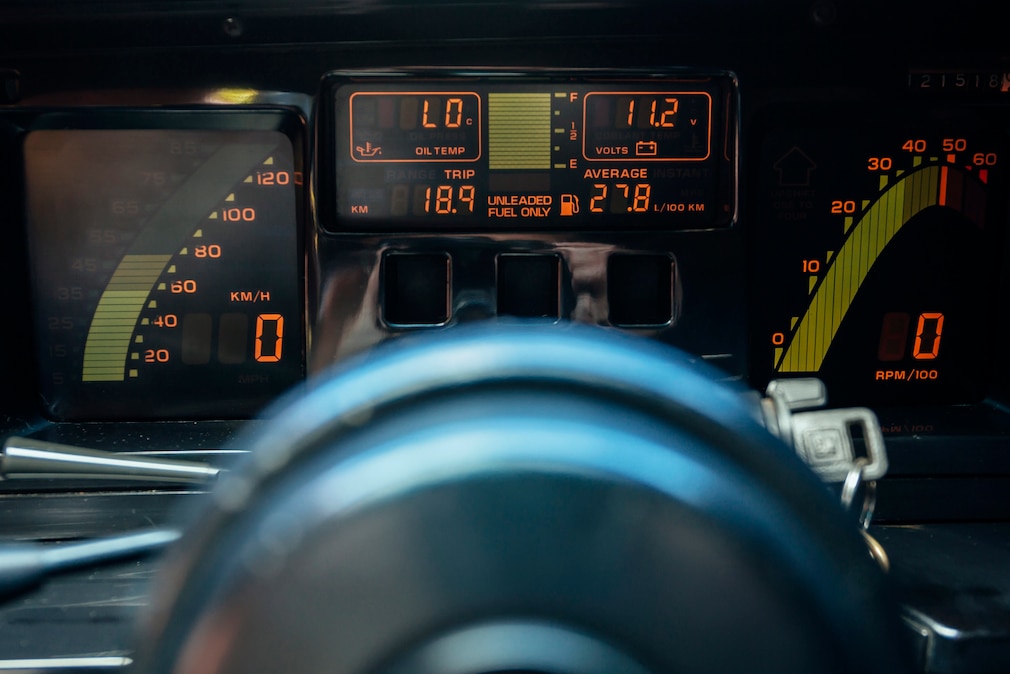 Digitale Instrumente, u. a. Tacho, Drehzahlmesser, Ölthermometer, Amperemeter und zwei Verbrauchsanzeigen
