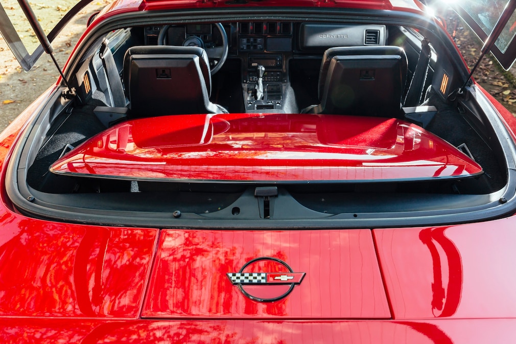Im Kofferraum der Corvette C4 verstautes Targadach