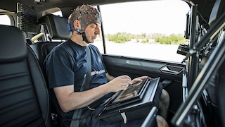 ZF forscht gegen Reisekrankheit: Autonomes Fahren, Lesen