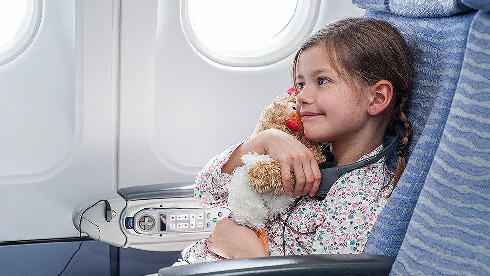 Kindersitz im Flugzeug: Das ist zu beachten! - AUTO BILD