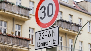 Verkehrschild Tempo 30 von 22-6h