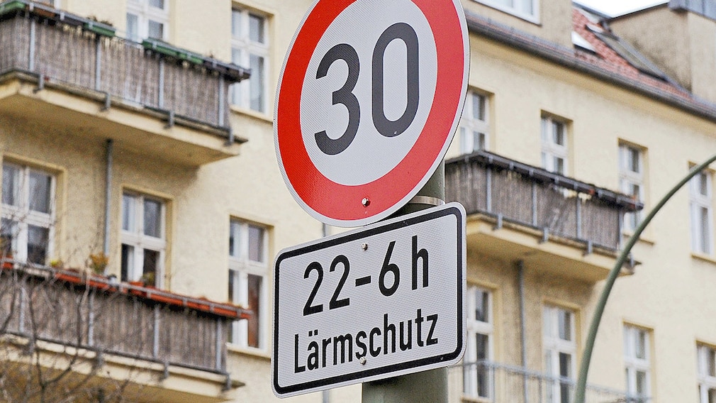Verkehrschild Tempo 30 von 22-6h