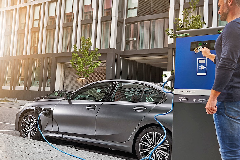 BMW 330e