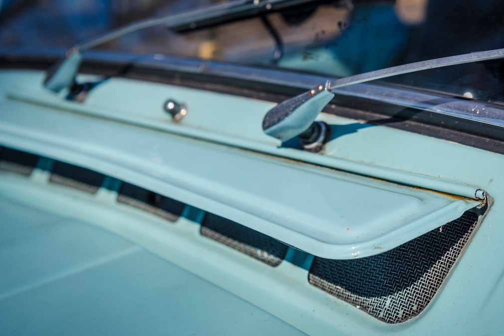 Renault 4: Luftklappen zwischen Wundschutzscheibe und Motorhaube