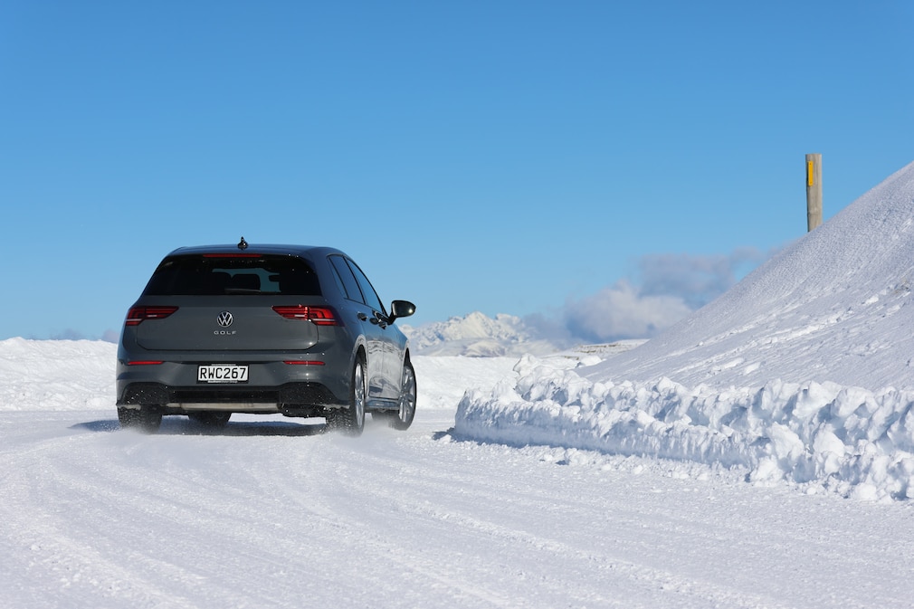 Golf fährt auf schneebedeckter Rennstrecke